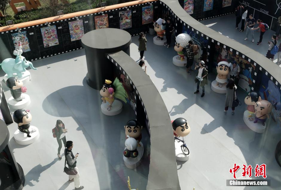 4月22日，游客與蠟筆小新合影。“蠟筆小新25周年紀(jì)念特展”日前在北京開展，吸引了不少市民游客。