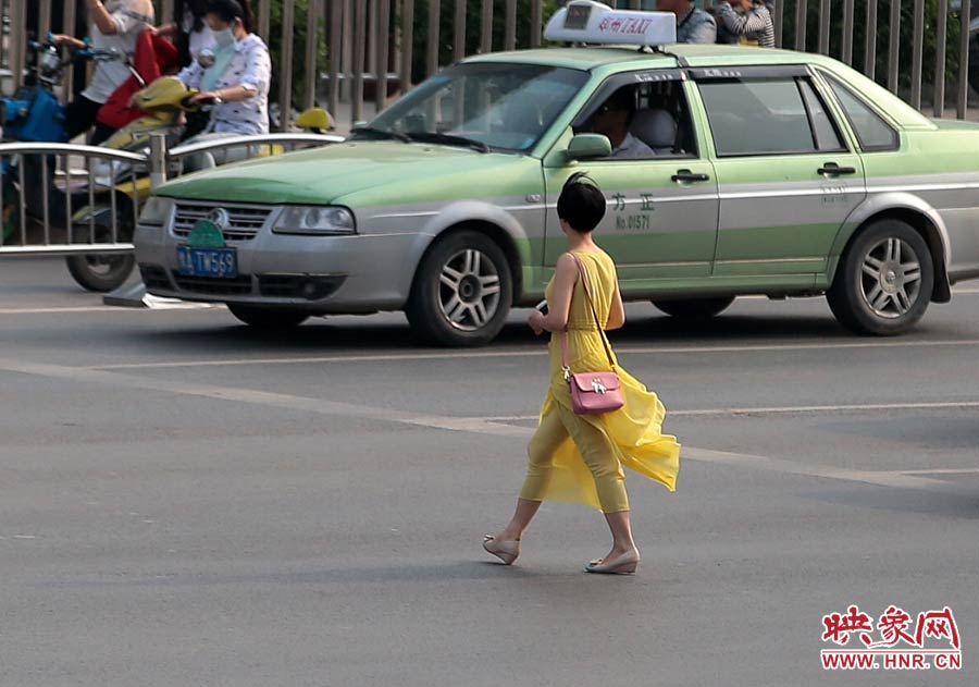 飄逸的長(zhǎng)裙，在街頭很吸引眼球