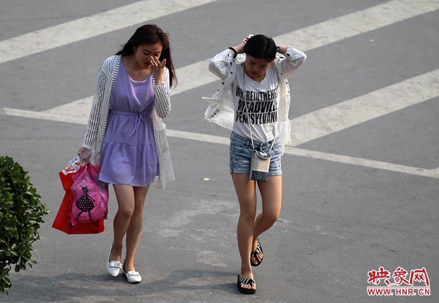 太熱了，還是把頭發(fā)扎起來(lái)