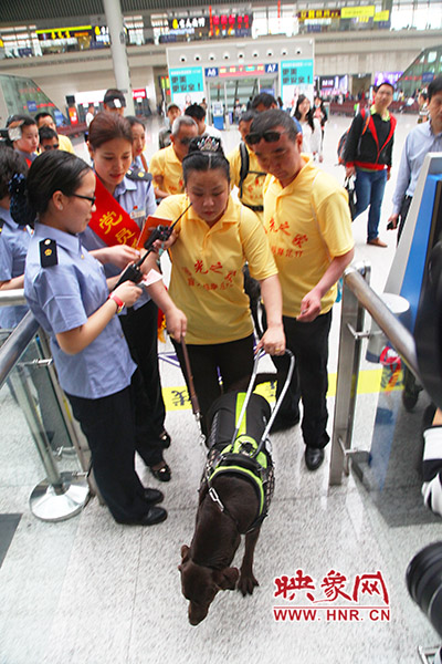 檢票進(jìn)站。