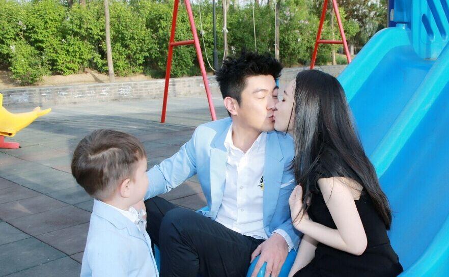 霍思燕與老公親吻,兒子看呆。霍思燕附言:“超級愛你們!520快樂!”