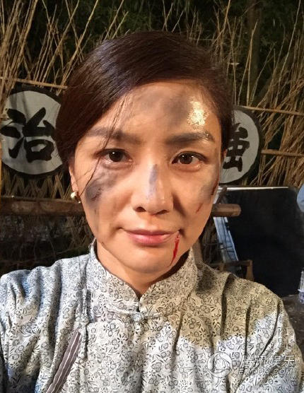 胡可曬出滿面塵土的自拍并向老公沙溢撒嬌道:“好吧,改一下,他日若我如此,你可還會愛我?@沙溢。”