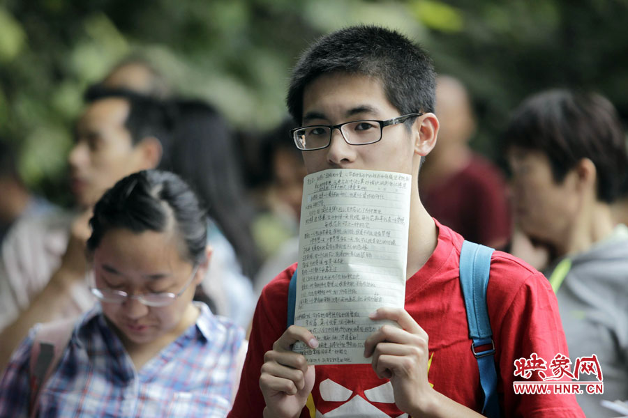 鄭州回中考點(diǎn)，等候入場(chǎng)的考生