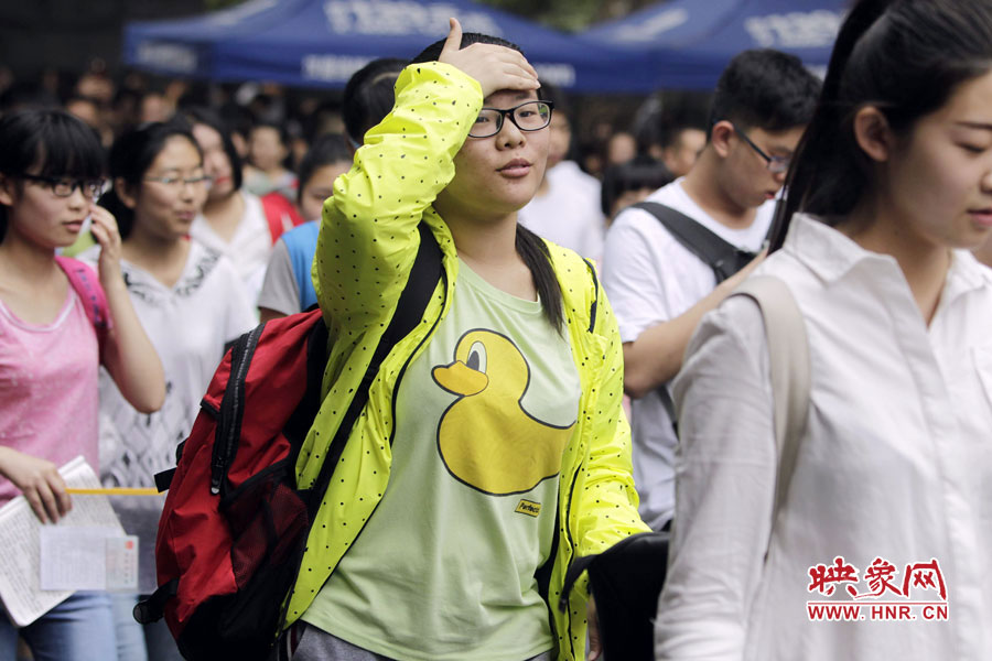 鄭州回中考點(diǎn)，考生輕松入場(chǎng)。