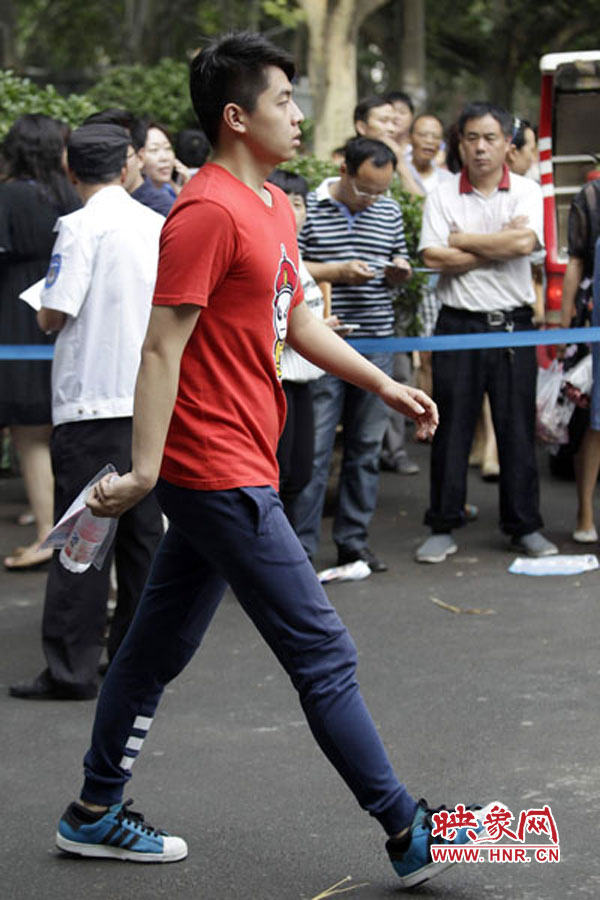 鄭州回中考點(diǎn)，考生自信入場(chǎng)。