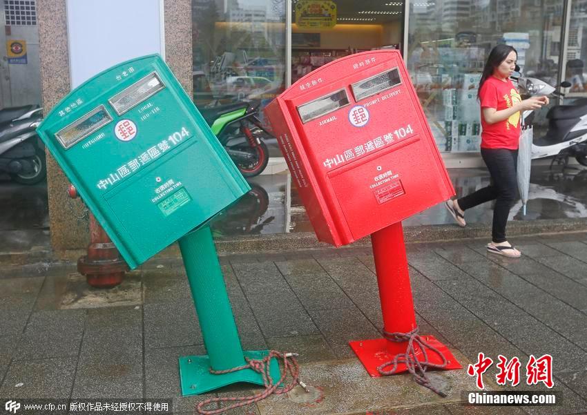 臺北兩郵筒被臺風吹歪 成市民拍照景點 臺北兩郵筒被臺風吹歪 成市民拍照景點