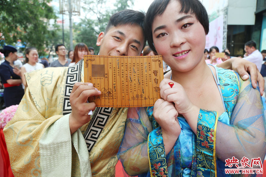 一對(duì)兒情侶現(xiàn)場(chǎng)展示“賣身契”內(nèi)容。