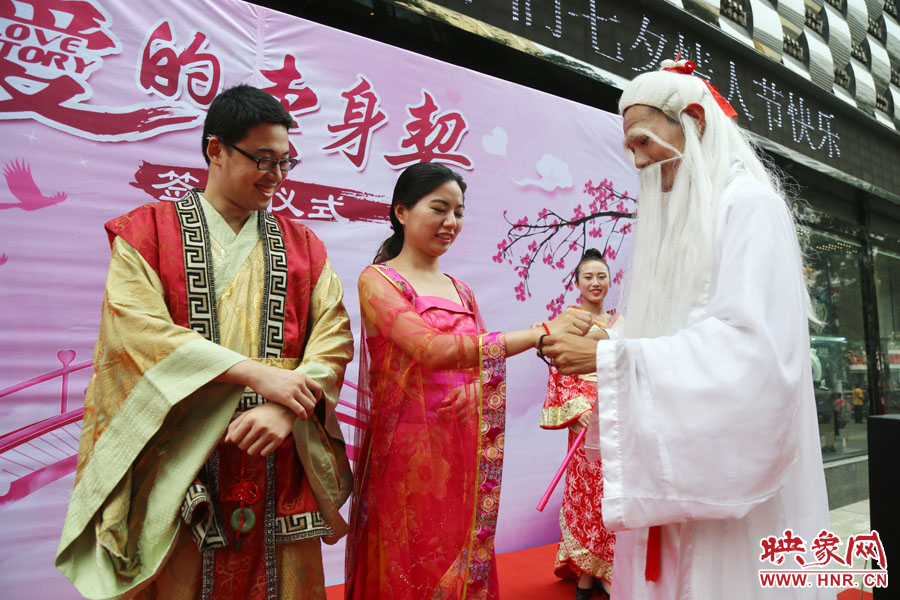 “月老”為每對(duì)情侶綁定“愛你一輩子”情侶手鏈。