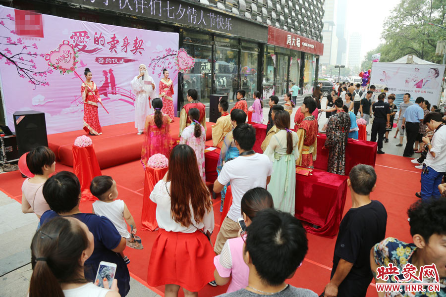 活動(dòng)現(xiàn)場(chǎng)，聚集了大量圍觀群眾。