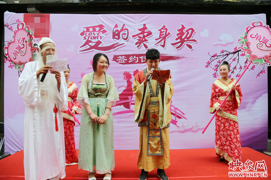 男子現(xiàn)場(chǎng)宣讀“賣身契”的內(nèi)容，讓大家作證。