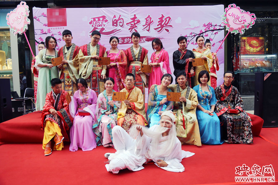 現(xiàn)場(chǎng)8對(duì)兒年輕男女舉起“賣身契”集體拍照。