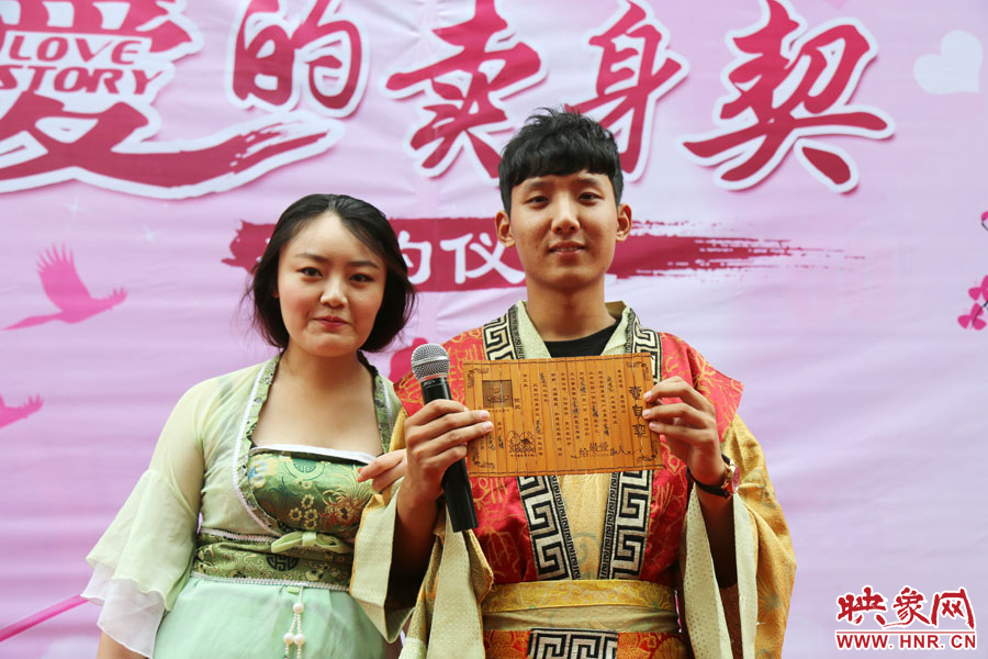 現(xiàn)場(chǎng)的8名男子異口同聲地表示，如違反此契約，可以接受處以極刑。