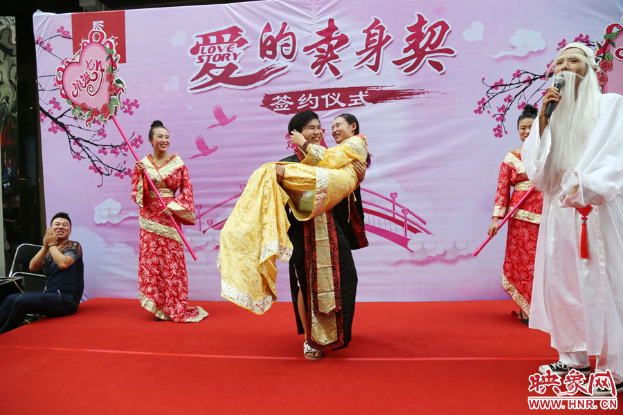 一名男子將女友抱起。