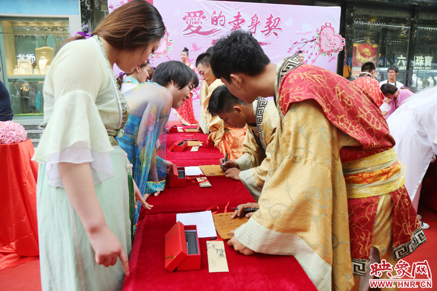 在“月老”的見證下，8名男子簽下代表真摯愛情的“賣身契”。