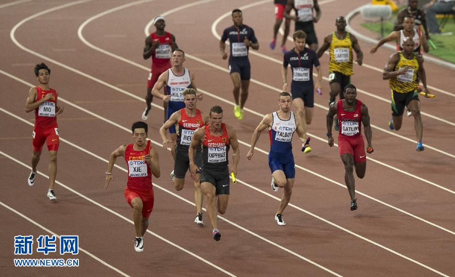 中國隊(duì)選手謝震業(yè)（左前）在比賽中。