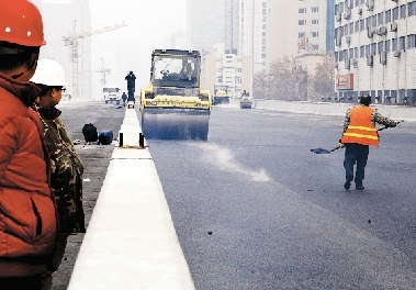 昨日農(nóng)業(yè)路高架第八標(biāo)段已經(jīng)開始鋪設(shè)瀝青。