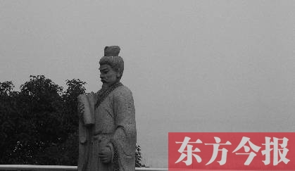23日，從中原福塔基座平臺看向世紀(jì)歡樂園的景象