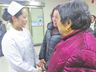 被救老人的家屬激動(dòng)地握著張楠的手，連連道謝。