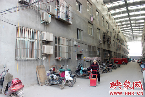 三棟居民樓沒有任何手續(xù)，沒有房產(chǎn)證，售價超級低。