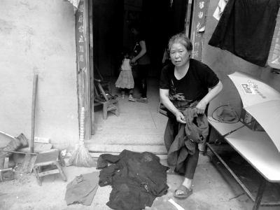 侯見志的母親拿出老伴受傷時穿的血衣。京華時報記者鄭羽佳攝