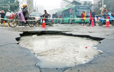 　路面陷了個大坑，下面是自來水公司的主管道。