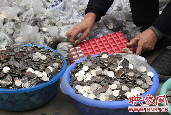 這筆“巨資”大部分已被員工清點(diǎn)好，都是1元硬幣，每500元用一小袋裝起來。