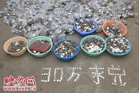 據(jù)負(fù)責(zé)清點(diǎn)“巨資”的張大爺介紹，這筆“巨資”積攢了兩個月左右，有30萬左右，重達(dá)3000多斤。