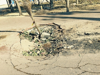 在路面正中間塌陷11平方米，最深處約半米深。