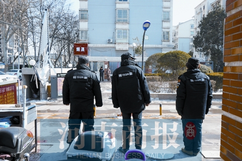 小區(qū)門口有兩撥保安把門，分屬不同的物業(yè)公司