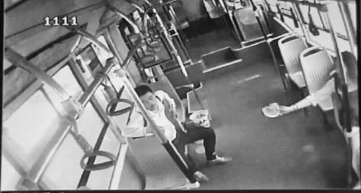 小情侶公交車上旁若無人吃西瓜，弄臟車廂環(huán)境引不滿。