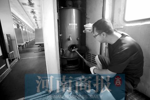 中伏天體驗綠皮車 223斤乘務(wù)員兩個半月瘦53斤