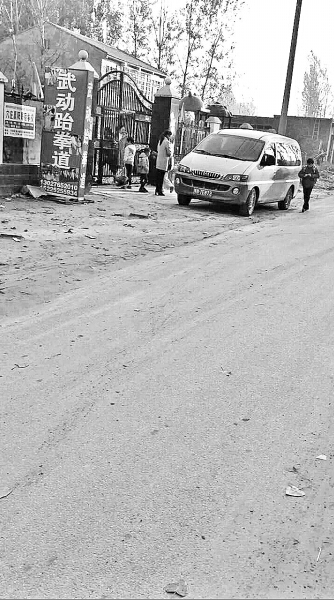 一幼兒園園長(zhǎng)駕駛“黑校車(chē)”接送孩子