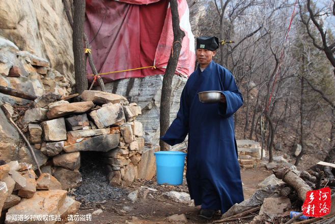 崔道長原籍東北，兩年前還只是一個普通的農(nóng)民工，領(lǐng)著交往了半年的女朋友，住進(jìn)了工棚。工棚里人員復(fù)雜，一次偶然的機(jī)會，他發(fā)現(xiàn)女朋友似乎和工頭有染，求證的過程中，挨了揍。