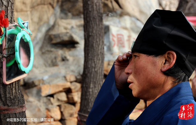 在一個下著雨的傍晚，他的行李被兩個五大三粗的壯漢，扔出了工棚。他于是一路南下，沿路打聽著少林寺，來到登封，打算學(xué)得一兩手功夫，回去報(bào)仇。在少林寺附近徘徊數(shù)日，因無人引薦，花光了身上所有的錢，也沒能進(jìn)入少林寺。