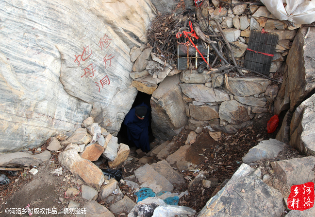 老崔說，以前就經(jīng)常半夜做夢，夢到女媧娘娘在召喚自己。上山以后，居住附近，竟然真的有一個地母洞，也不知是誰供奉了女媧娘娘的神像，后來這兒似乎成了老崔的獨(dú)家道場。