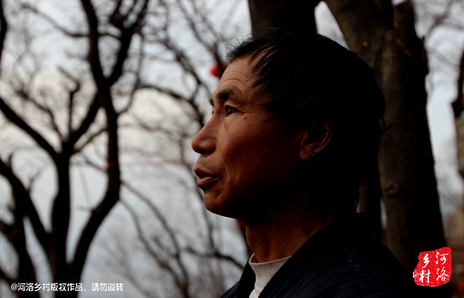 不過老崔對鄰居卻有著十分的不屑，平日里他們的生活，主要是自己種植的蔬菜和野菜，偶爾有山下香客的供奉。而鄰居卻經(jīng)常揀一些驢友丟棄的物品，飲料瓶，塑料紙，或者其它的物品。