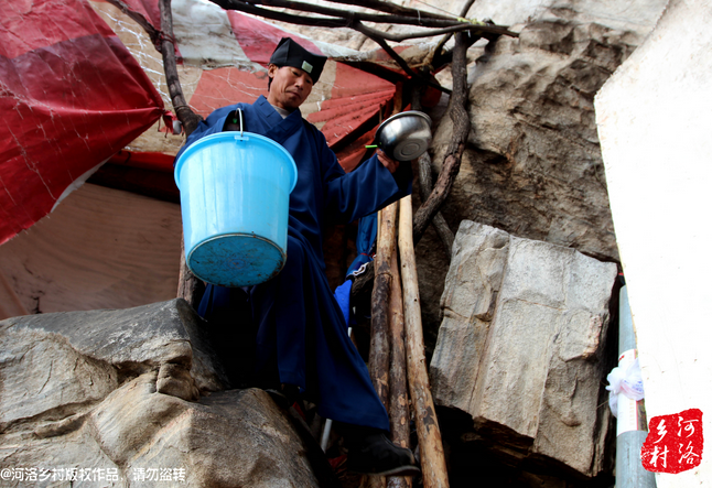 老崔居住的地方?jīng)]有通電，有了手機(jī)之后，就多了一項(xiàng)差事，隔天需要下山找地方給手機(jī)充電。一年多來，經(jīng)常上山下山，加上誦經(jīng)燒香，老崔的身體硬朗了很多，山路上行走，甚至比途經(jīng)的驢友更加迅速。