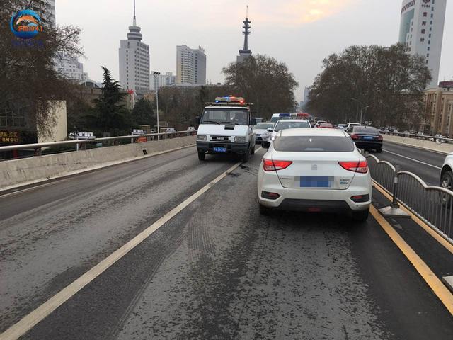 鄭州私家車撞毀十米護欄 司機抽著煙逆行下橋