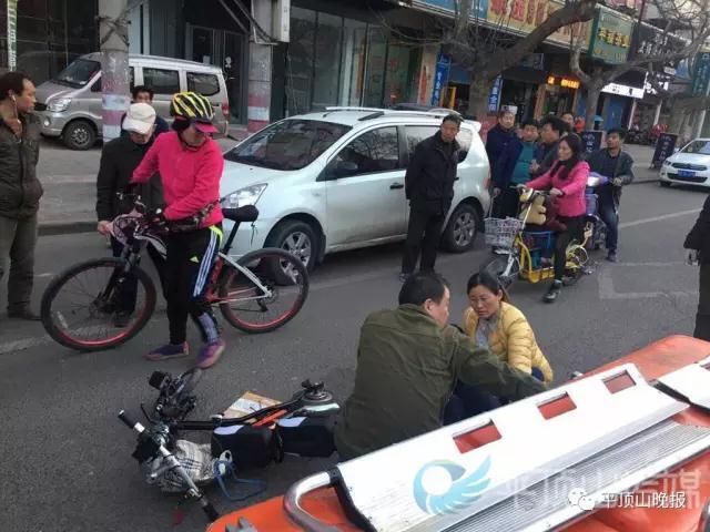 平頂山好心大姐 抱著不相識的車禍傷者大半個(gè)小時(shí)