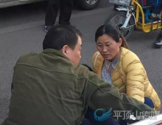 平頂山好心大姐 抱著不相識的車禍傷者大半個(gè)小時(shí)