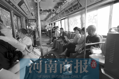 高考家長(zhǎng)坐公交“討彩頭” 網(wǎng)友提醒：“別坐985路” 為啥？