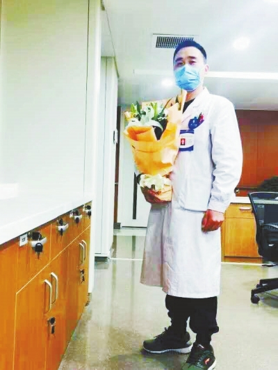 王運(yùn)明時(shí)常收到患者送來(lái)的花束，談起救人，他說(shuō)都是身為醫(yī)生應(yīng)該做的。