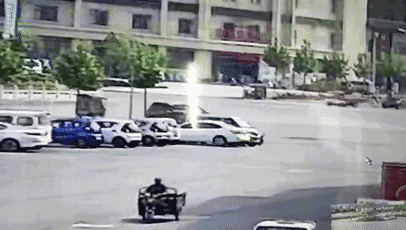 然而，這起看似簡單的交通事故，接下來發(fā)生的事兒，卻讓人感到驚奇。