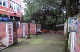 緊挨鐵山坪基地，有一條“迷你”街道，雖然簡(jiǎn)陋，但尚未拆去的店鋪名稱(chēng)顯出了曾經(jīng)的“繁華”。組圖/記者倪志剛