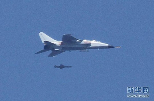 資料圖：中國飛豹戰(zhàn)機(jī)發(fā)射導(dǎo)彈，精確打擊海上目標(biāo)。