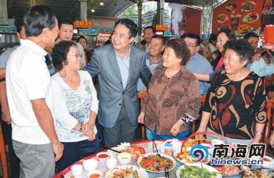 1月1日，省委書記、省人大常委會(huì)主任羅保銘在三亞調(diào)研。圖為在三亞春園海鮮大排檔，羅保銘來到用餐的游客中間，了解他們?cè)谌齺喌穆糜胃惺埽⒄J(rèn)真聽取大家的意見和建議。本報(bào)記者 王凱 攝
