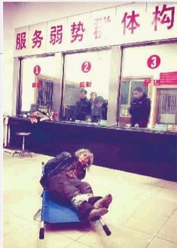 1月7日23點50分，長沙市救助管理站大廳，一名老年流浪者躺在擔(dān)架上，無助地看著記者。