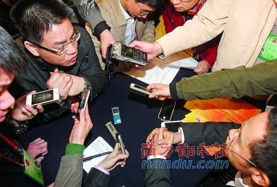 咨詢問政會上，記者的錄音設(shè)備遍布臺面。南都記者 馮宙鋒 攝