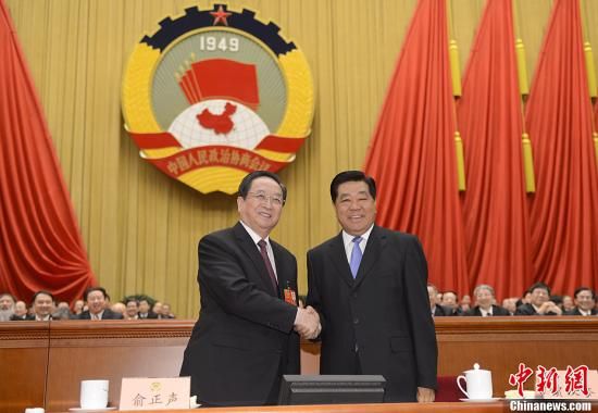 3月11日下午，全國(guó)政協(xié)十二屆一次會(huì)議在北京人民大會(huì)堂舉行第四次全體會(huì)議，俞正聲當(dāng)選政協(xié)第十二屆全國(guó)委員會(huì)主席。圖為政協(xié)第十一屆全國(guó)委員會(huì)主席賈慶林和俞正聲握手，表示祝賀。中新社發(fā) 廖攀 攝