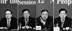 昨天，國(guó)務(wù)院深化醫(yī)藥衛(wèi)生體制改革領(lǐng)導(dǎo)小組辦公室負(fù)責(zé)人王保安、孫志剛、馬曉偉、胡曉義（從左至右）就“醫(yī)藥衛(wèi)生體制改革”有關(guān)問(wèn)題回答記者提問(wèn)。記者王鵬/攝